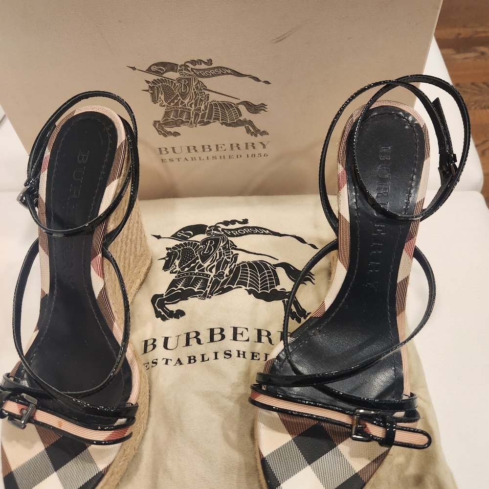 Burberry wedge like new excellent condition.